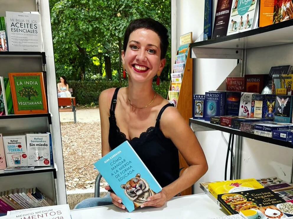 Alba Cardalda: la psicóloga que transforma libros en catarsis llega a Costa Rica