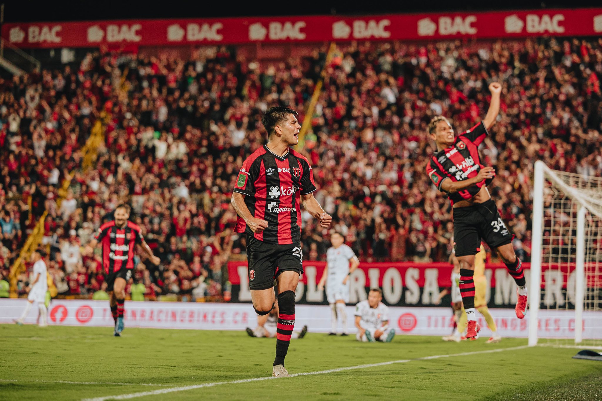 Alajuelense sigue en la lucha por su título 31