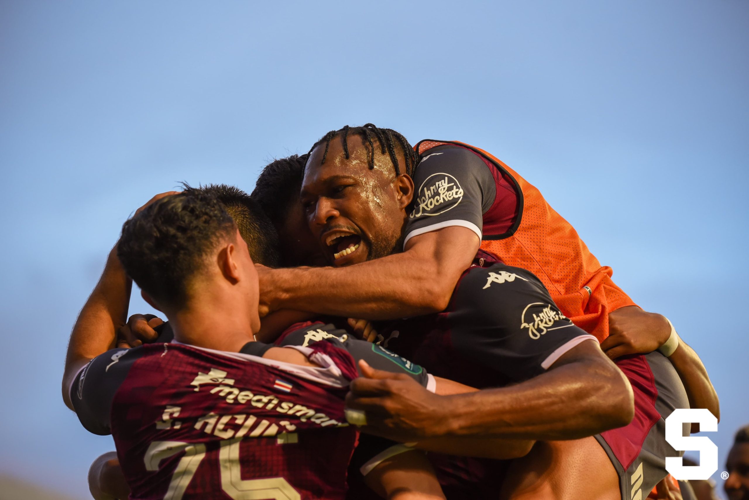 Saprissa golea a Herediano y se acerca a la final