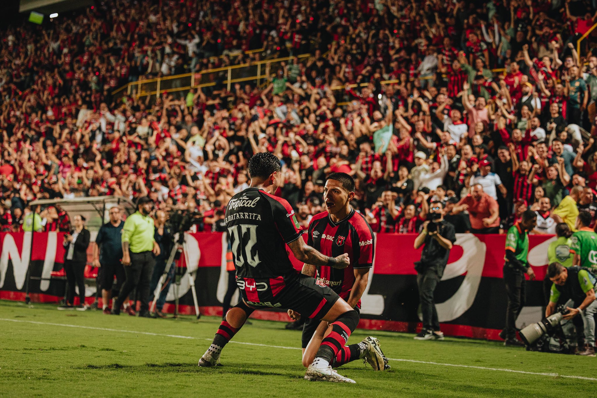Alajuelense se aferró a la luz y llegó a la final