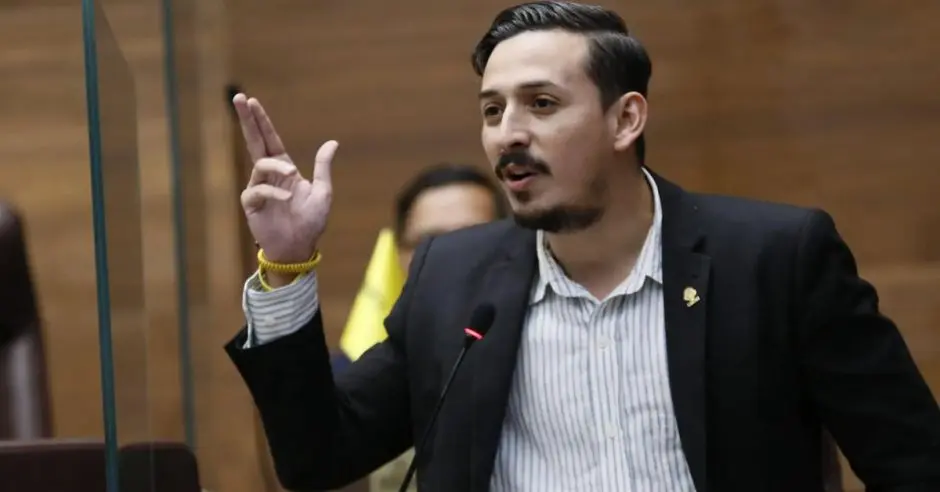 Ariel Robles critica fuertemente al presidente por el veto de un proyecto