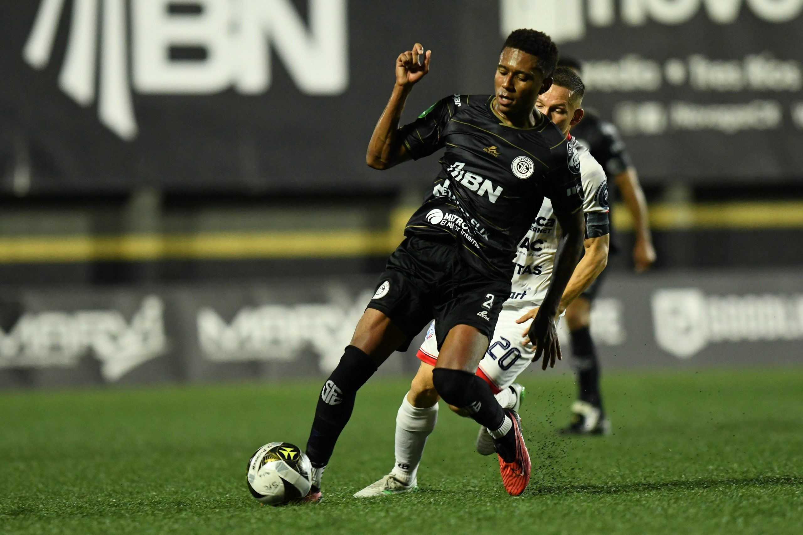 Sporting vence a San Carlos por la mínima diferencia