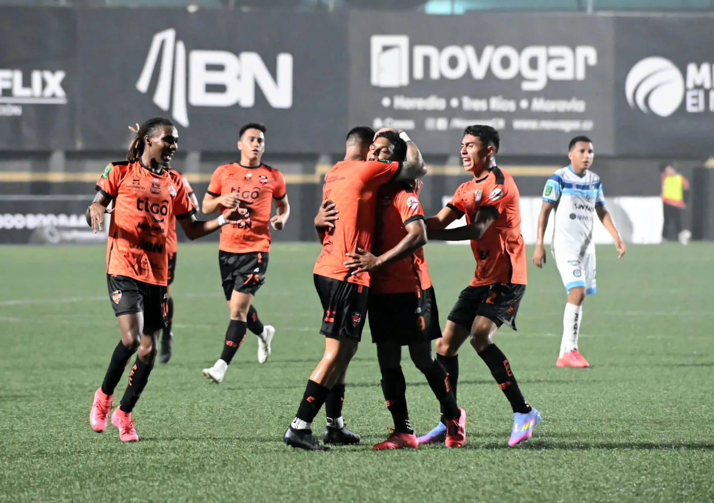Puntarenas FC golea a Santa Ana y se clasifica a semifinales