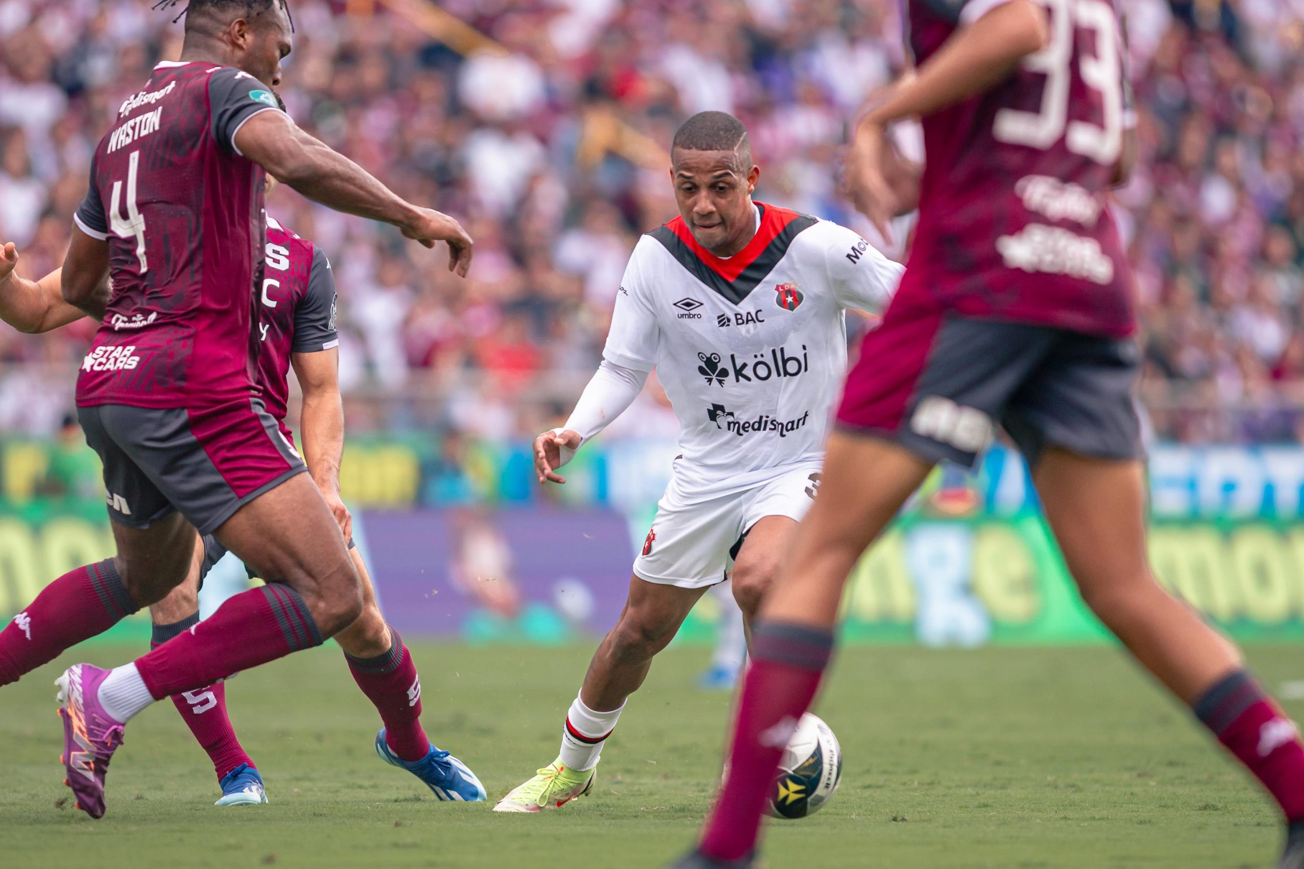 Alajuelense remonta y rescata un empate vibrante ante Saprissa
