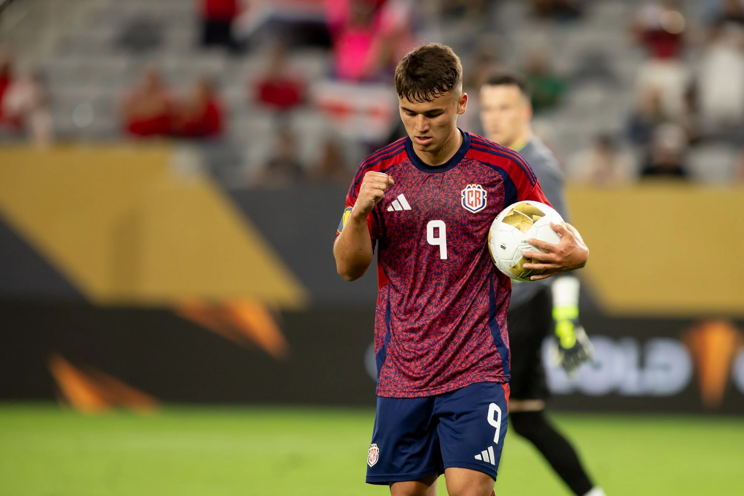 Costa Rica en un partido frenético venció a Surinam