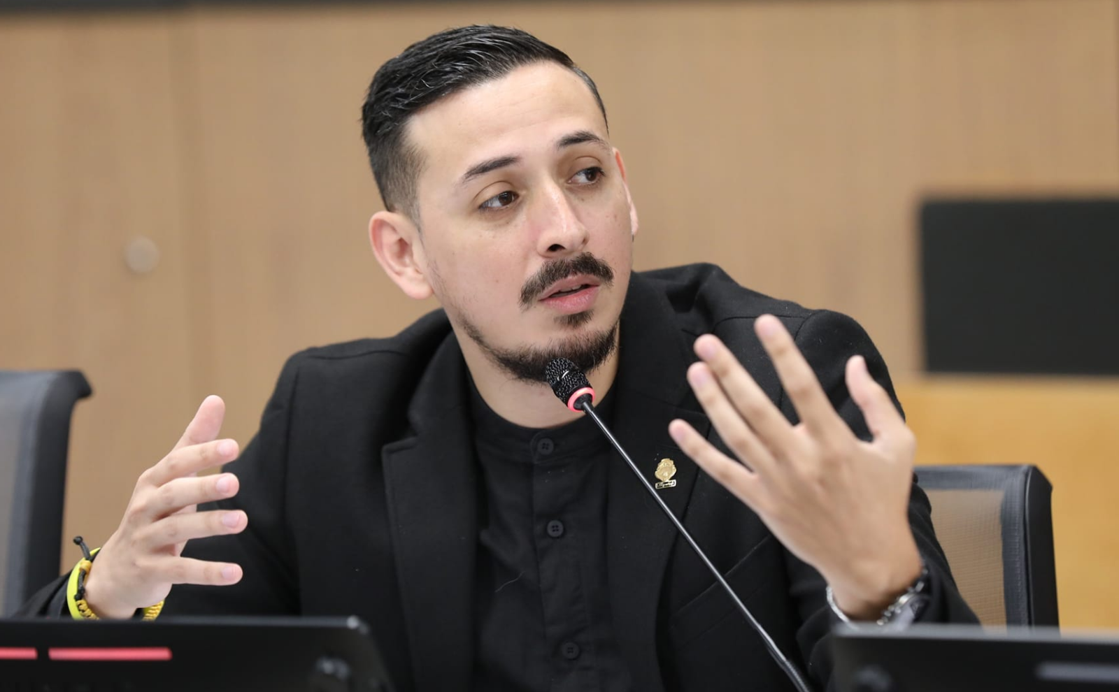 Ariel Robles oficializa precandidatura presidencial