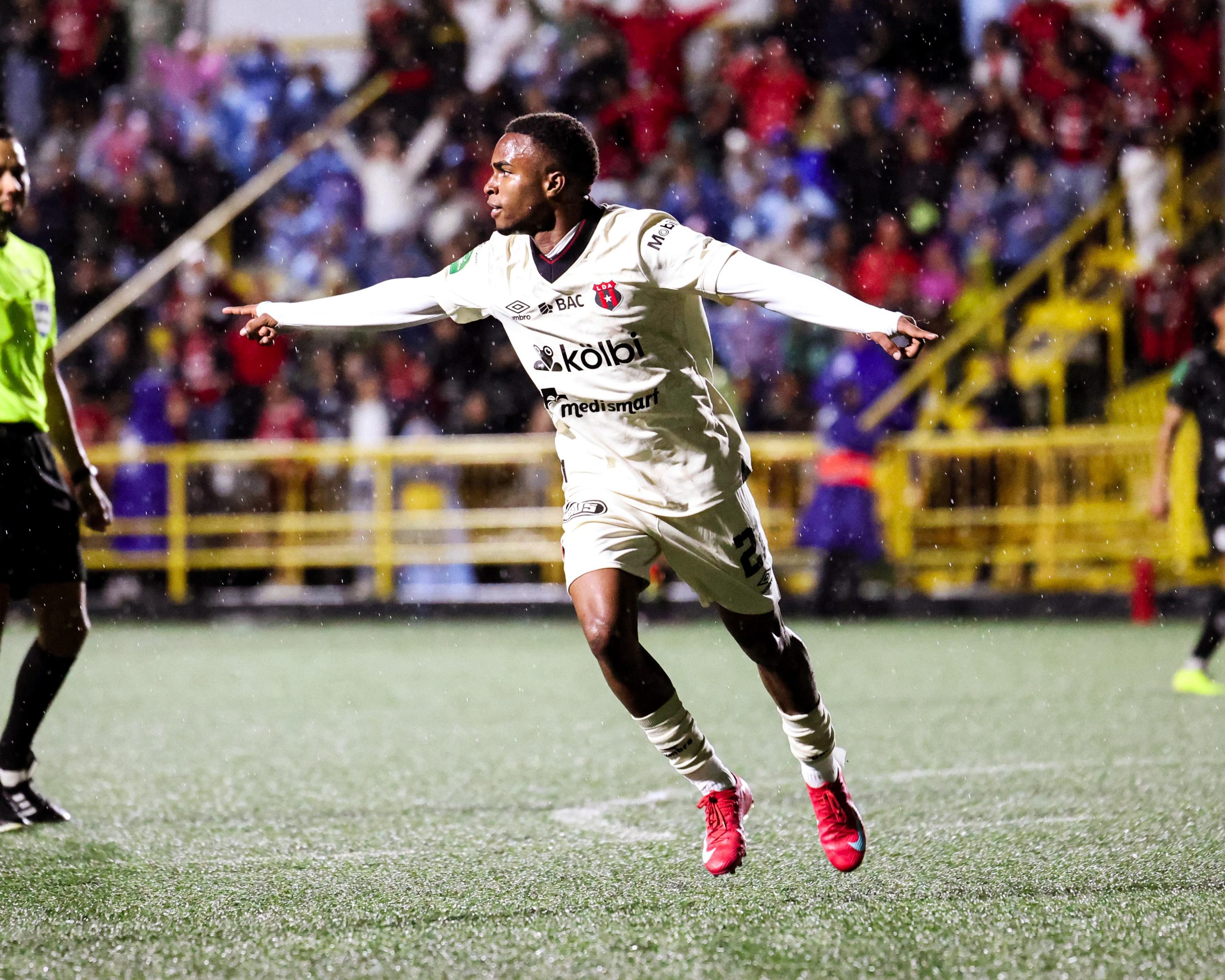Alajuelense impone su jerarquía y vence a Sporting FC en su debut Alajuelense impone su jerarquía y vence a Sporting FC en su debut
