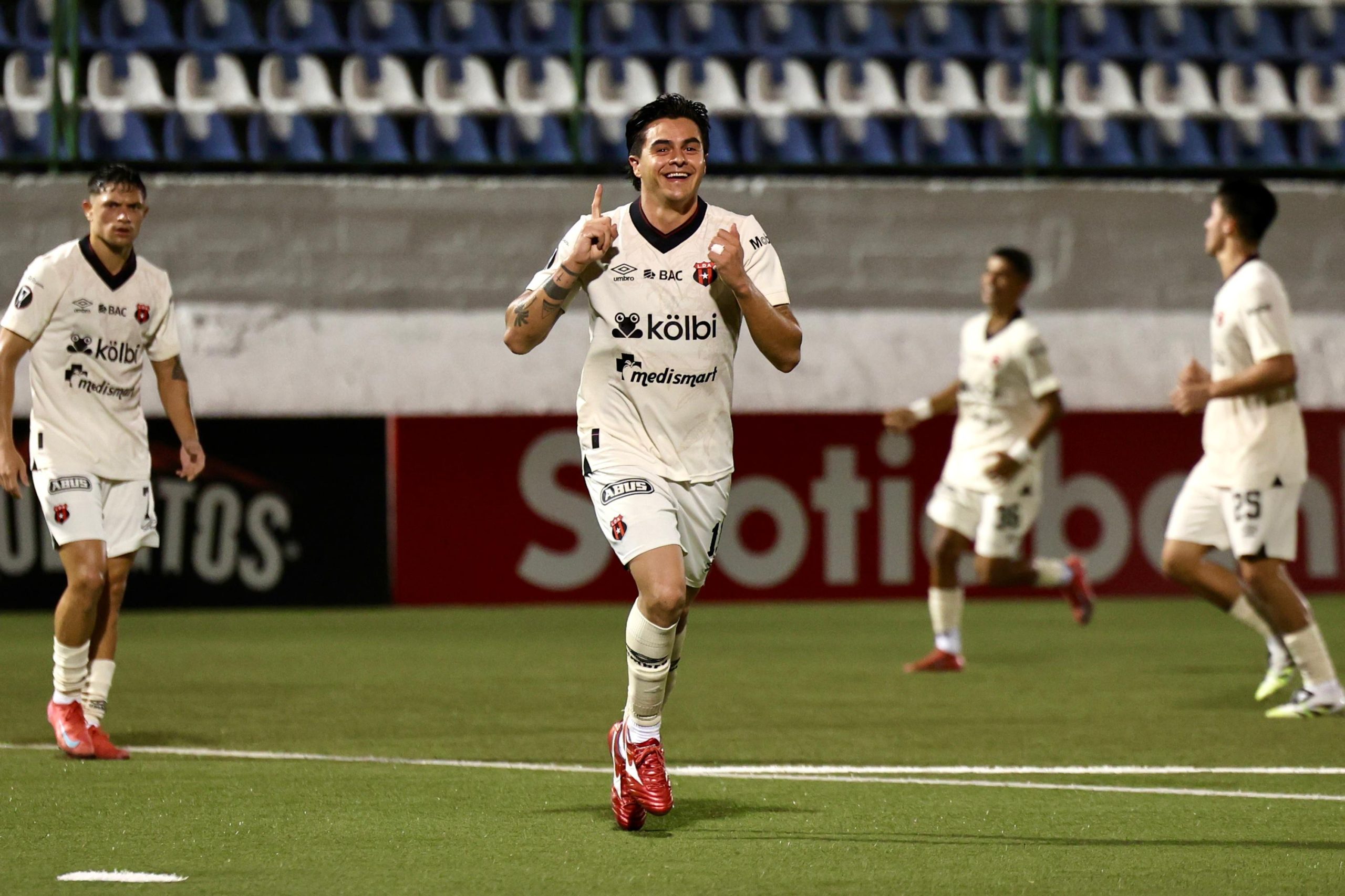 Alajuelense triunfa y recupera terreno en la Copa Centroamericana