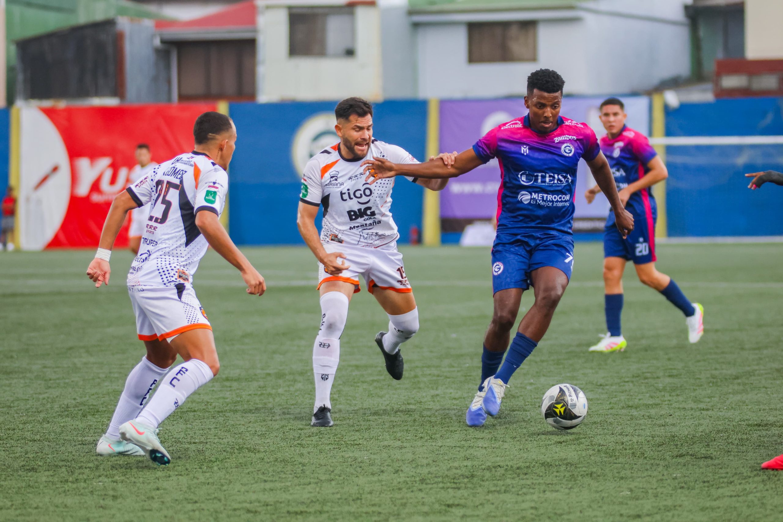 Guadalupe FC remonta a Puntarenas FC y obtiene su primera victoria
