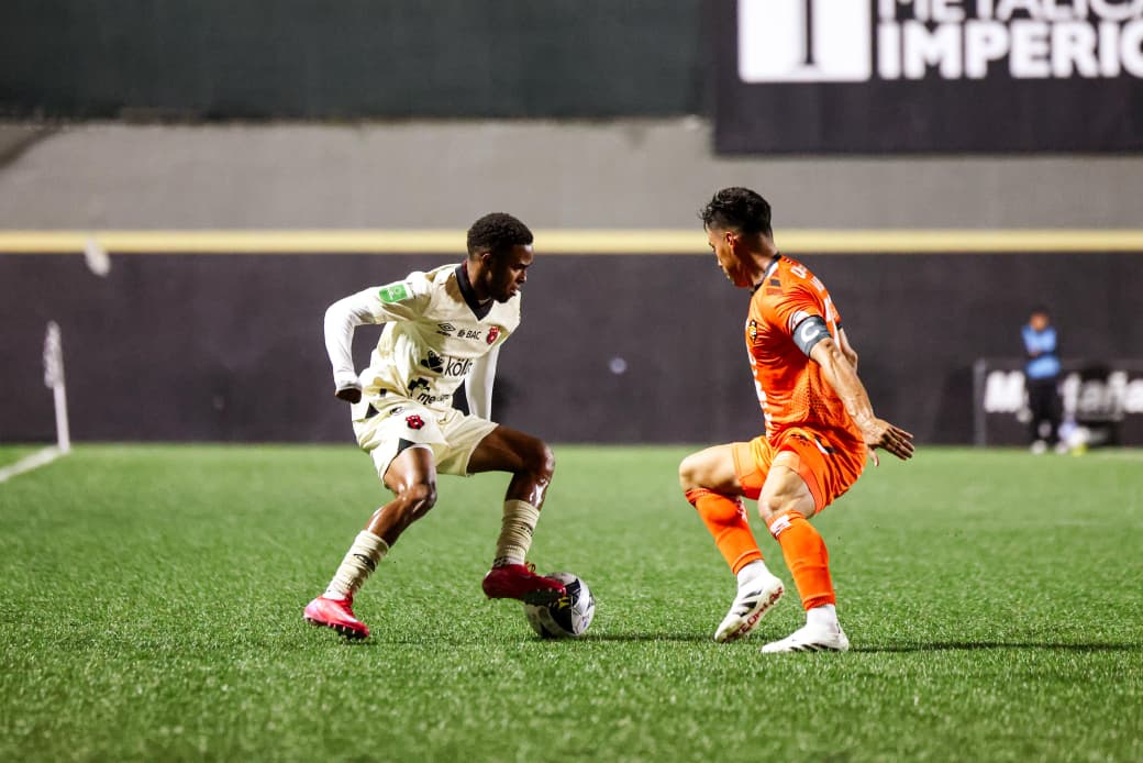 Puntarenas FC y Alajuelense dividen honores en Pavas