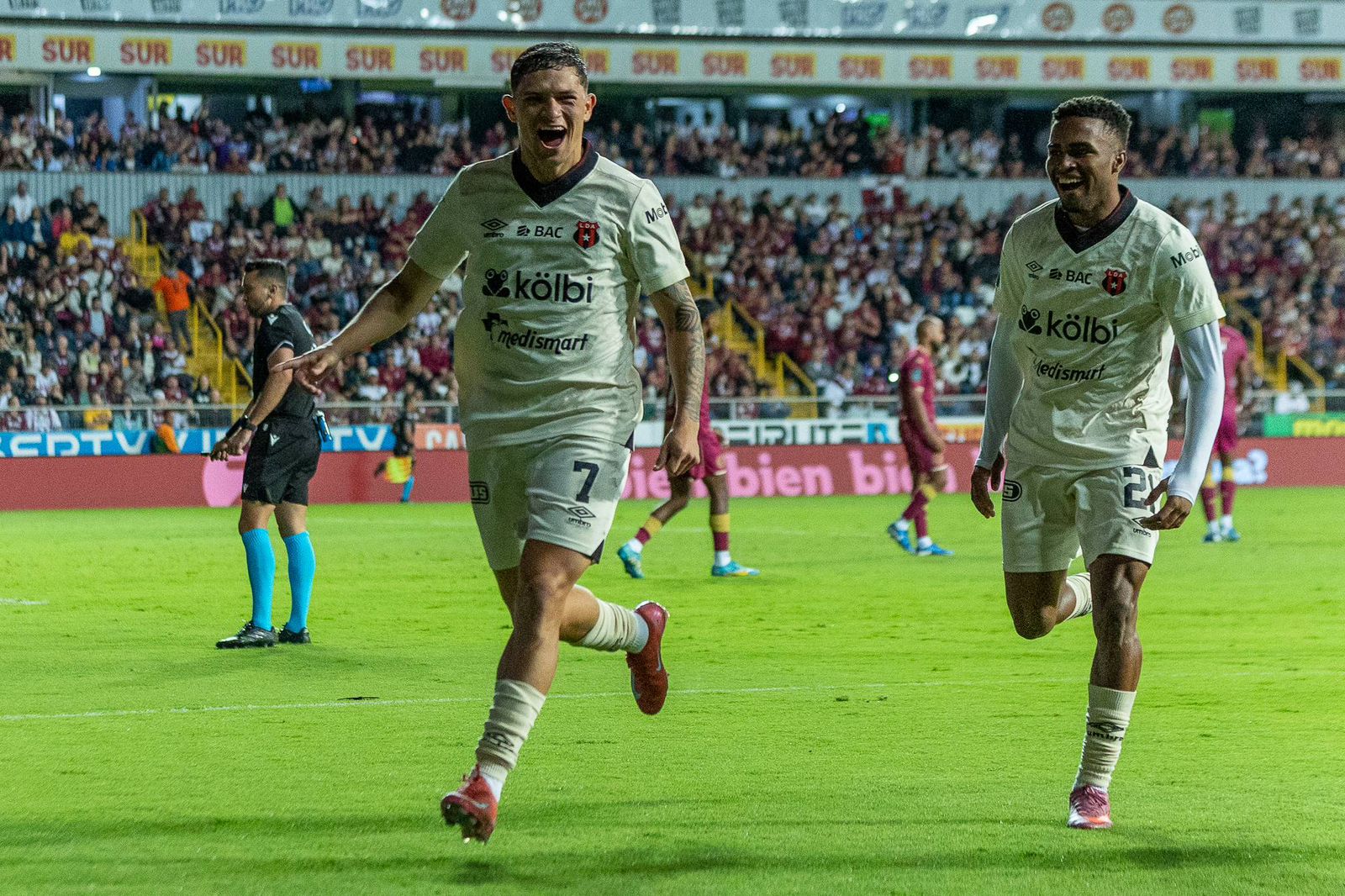 Alajuelense remata semana de terror para el Saprissa
