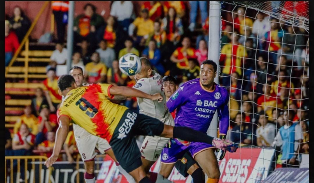 Herediano y Saprissa empatan en el clásico del buen fútbol