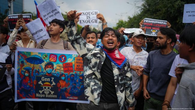 Jóvenes en las protestas masivas en Nepal