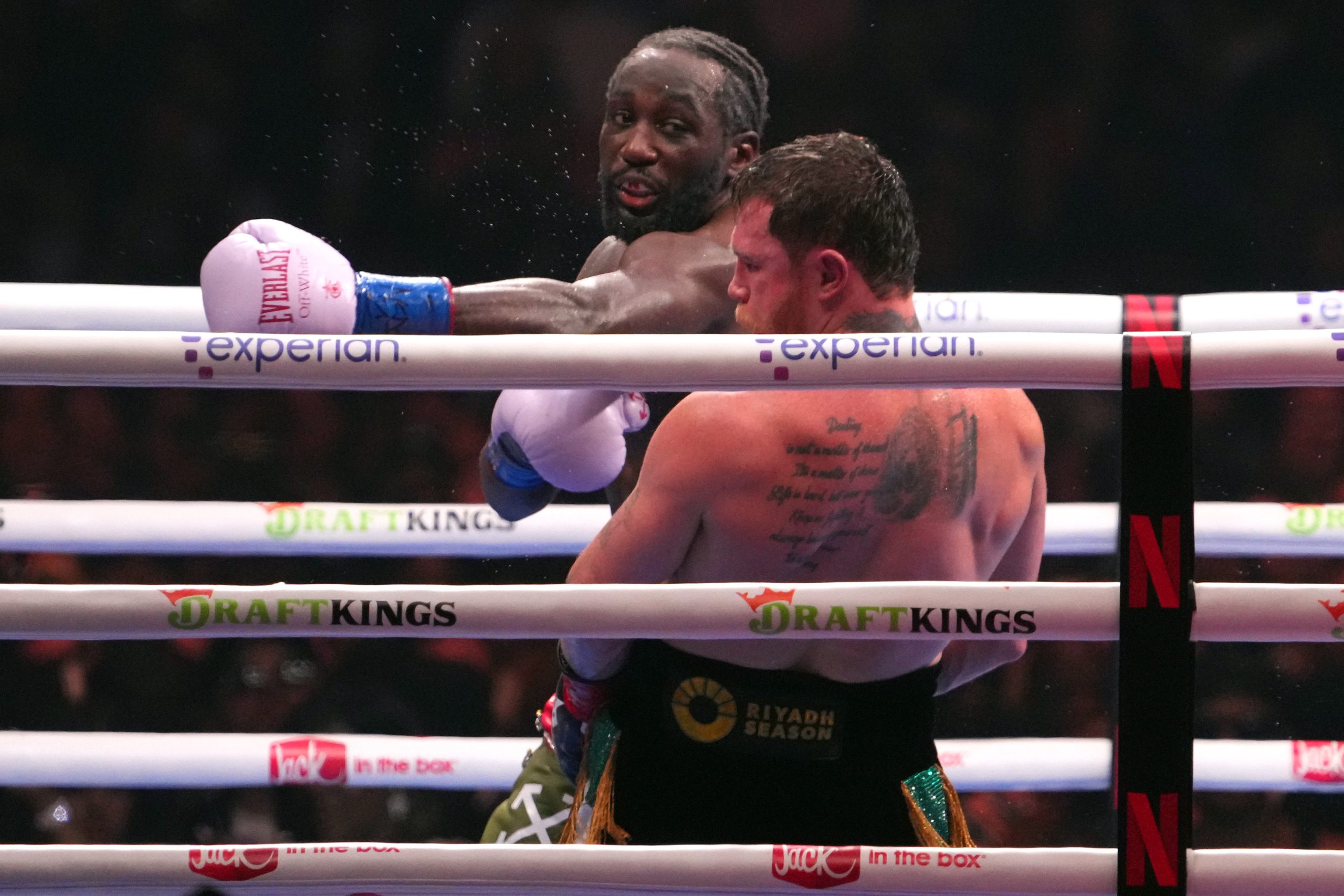 Terence Crawford derribó el mito y la psique de “Canelo” Álvarez