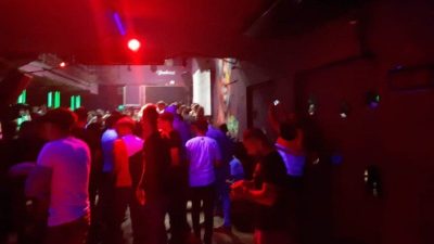 Era angosta y larga, parecía un búnker sin fin