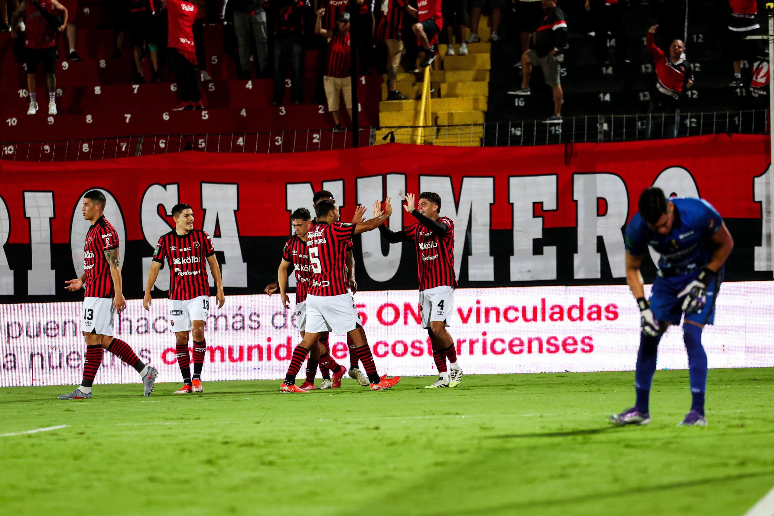 Alajuelense triunfa y acorta distancias en la tabla al líder Liberia