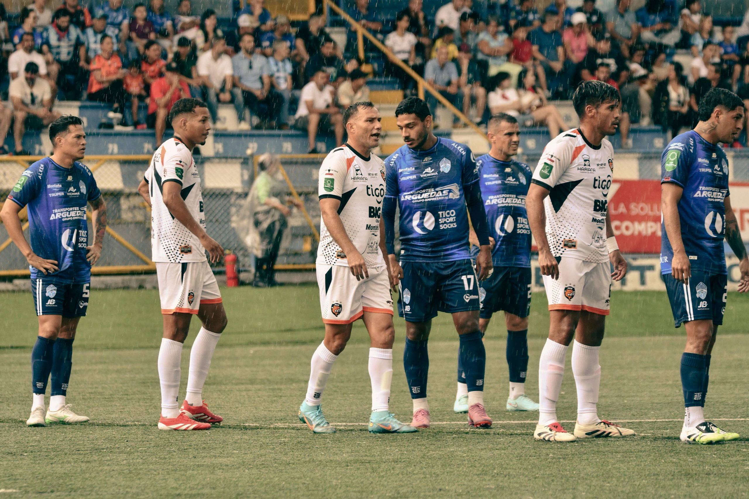 Empate bajo la lluvia intensa entre Pérez Zeledón y Puntarenas FC