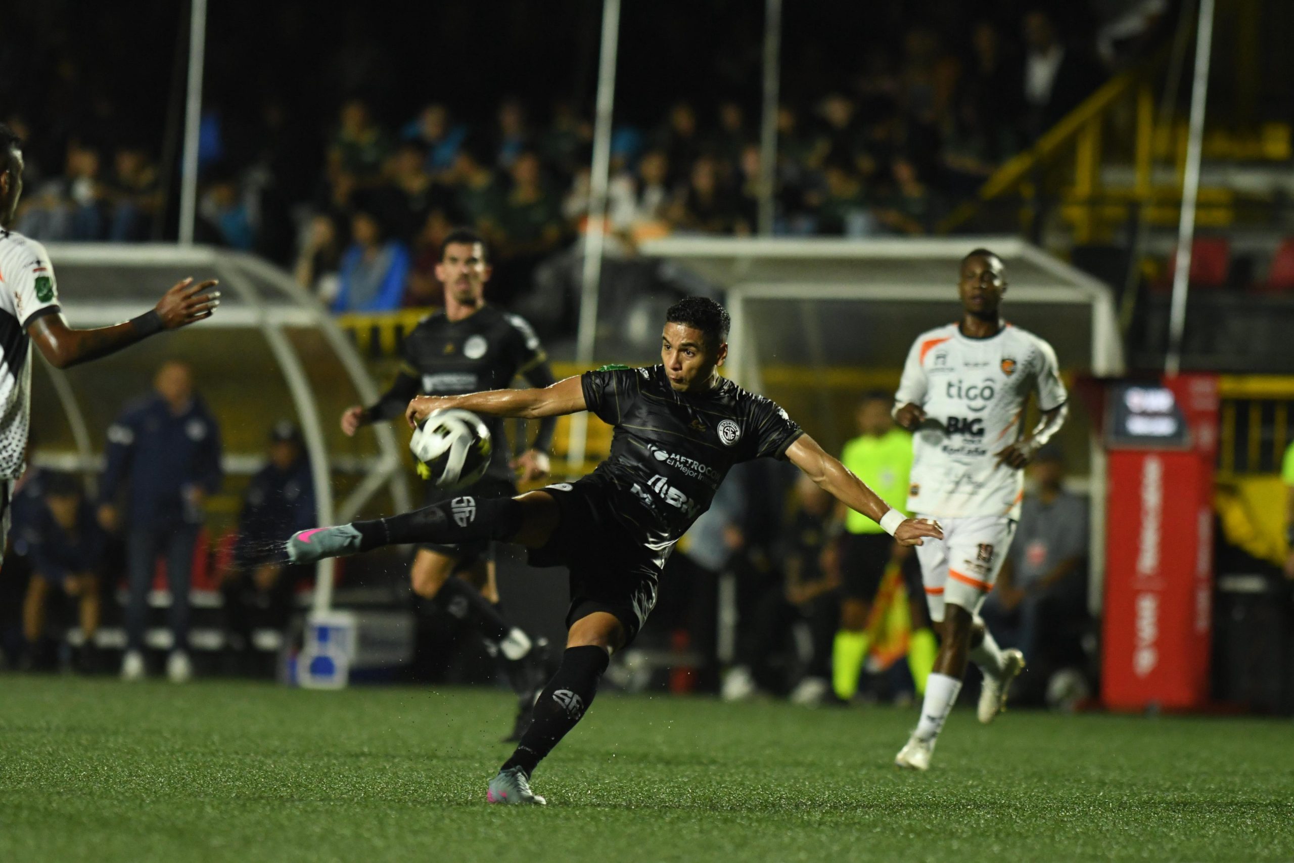 Puntarenas FC con un jugador menos rescata un punto ante Sporting