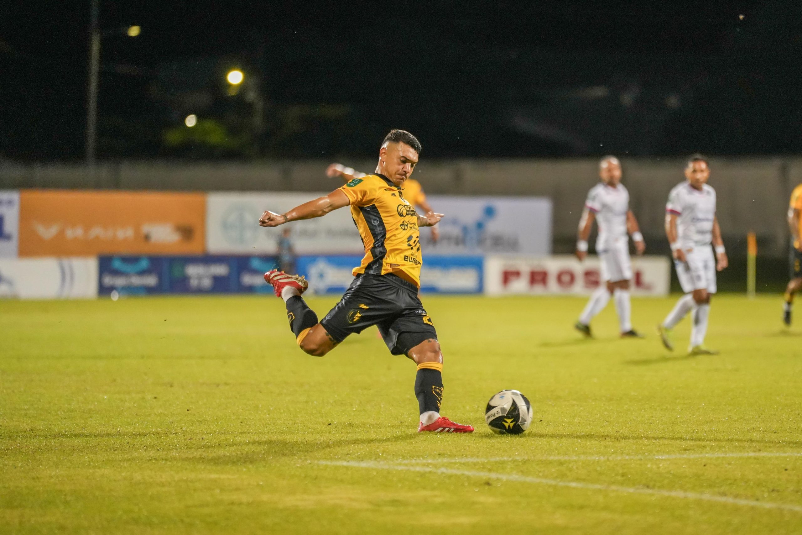 Liberia derrotó a San Carlos y pelea aún por el liderato