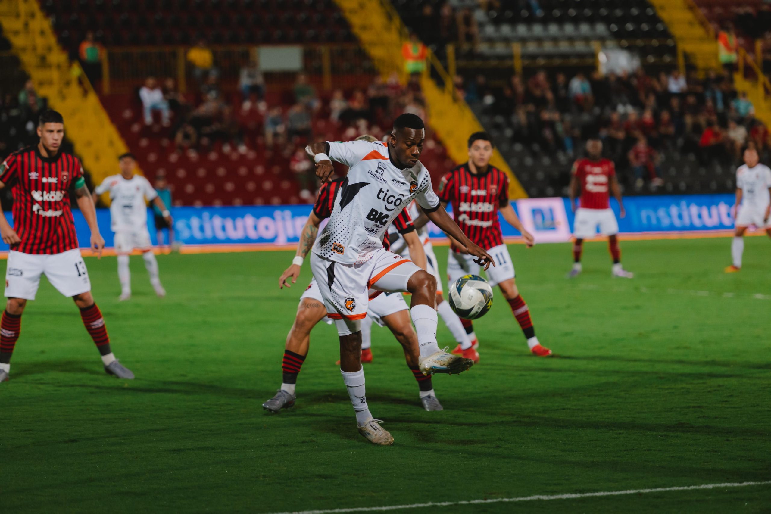 Fuera de juego le quitó el triunfo a Alajuelense ante Puntarenas FC