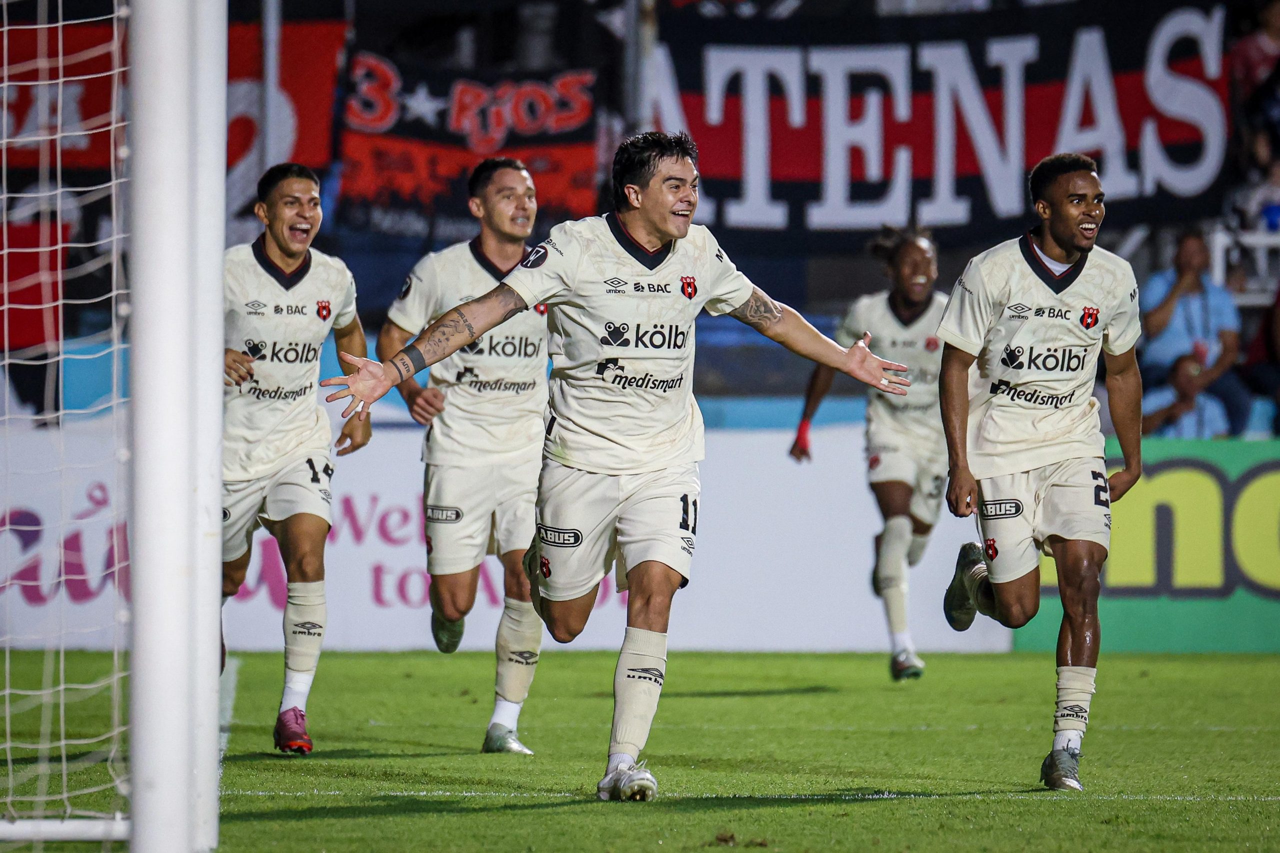 Alajuelense firmó una remontada de época sobre Motagua