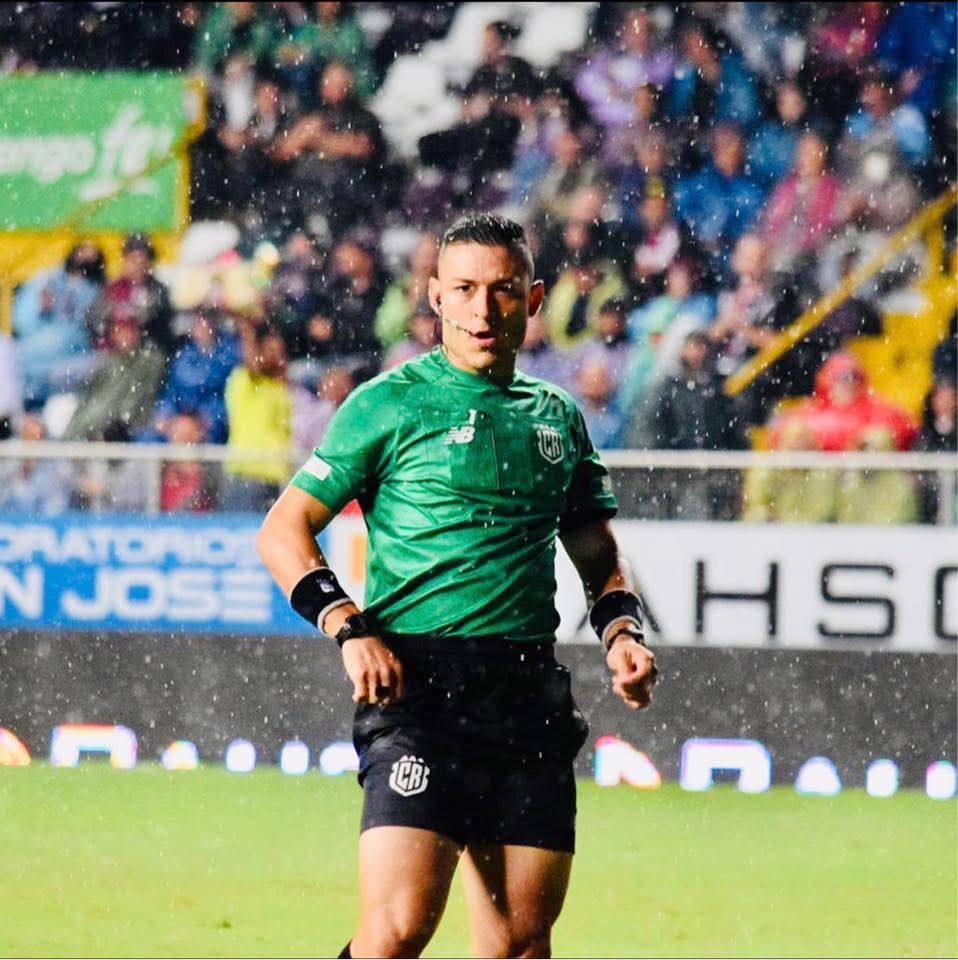 Estudiante de Periodismo de la UIA pitará el Clásico Nacional entre Alajuelense y Saprissa