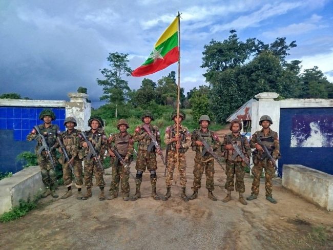 Ataque con parapentes deja decenas de muertos en Myanmar