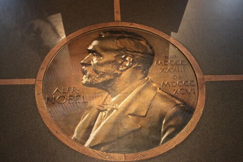 Premios Nobel reconocen la ciencia con literatura y paz pendientes