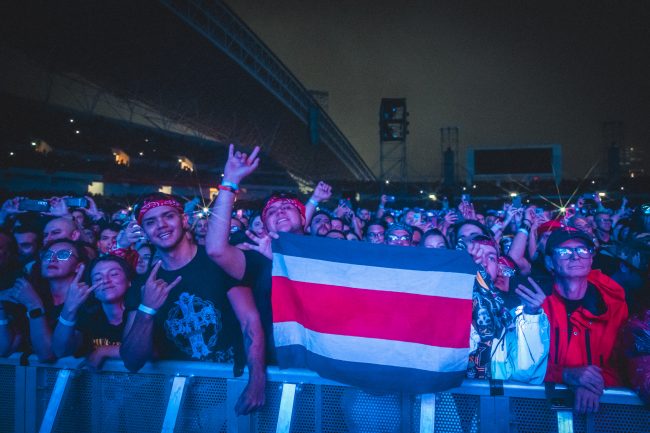 Miles de fanáticos llenaron los alrededores del Estadio Nacional. Fotografía: GUNS N’ ROSES