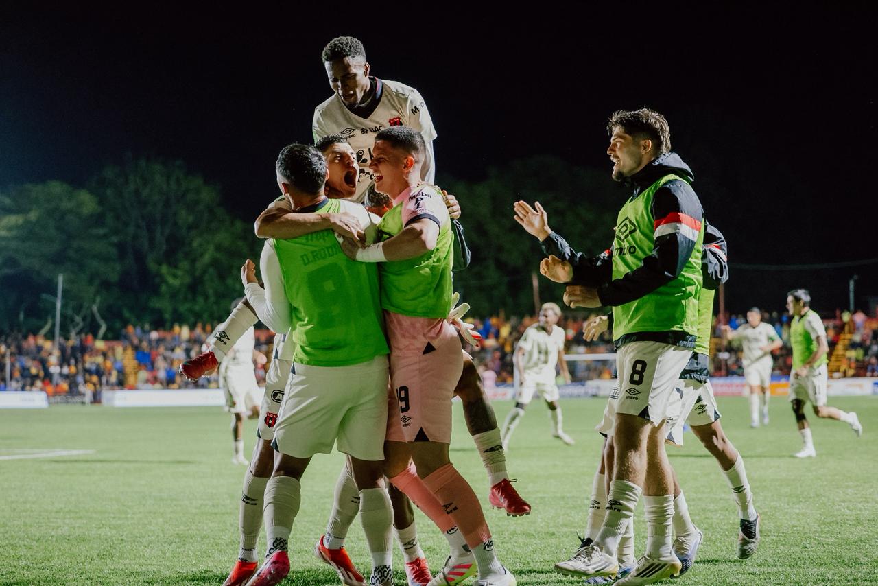 Alajuelense se impone 1-3 al Herediano en el Carlos Alvarado