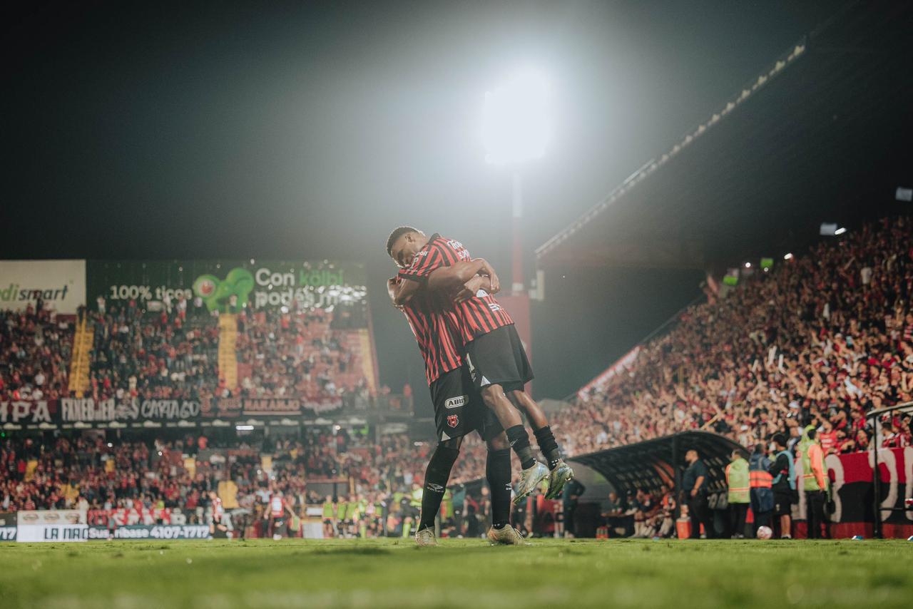 Alajuelense le arrebató a Saprissa el liderato del Apertura 2025