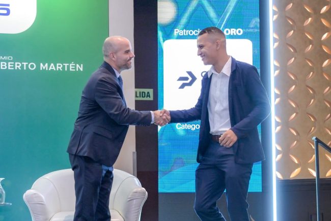 Calet Barquero: El Estudiante de la UIA que ganó el premio AmCham