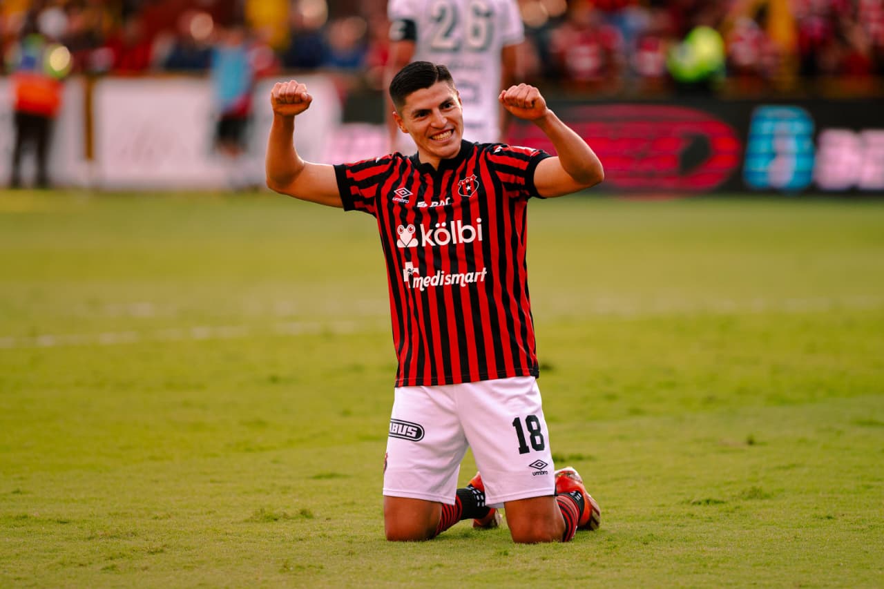 Alajuelense mantiene la cima del Apertura con triunfo ante Sporting