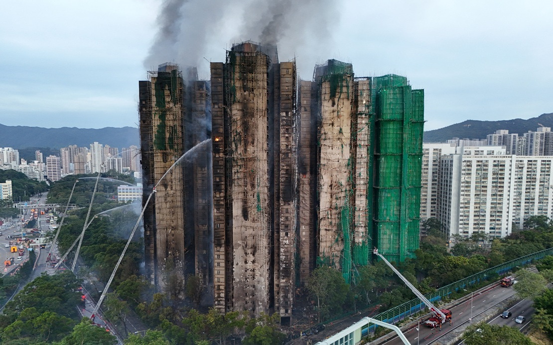 Incendio grave en Hong Kong deja fallecidos, heridos y desaparecidos