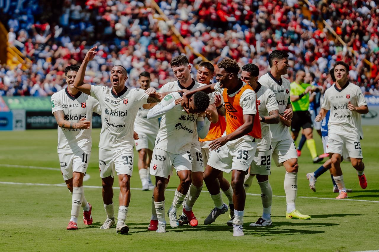 Alajuelense derrotó al Cartaginés y consolidó el liderato de la tabla