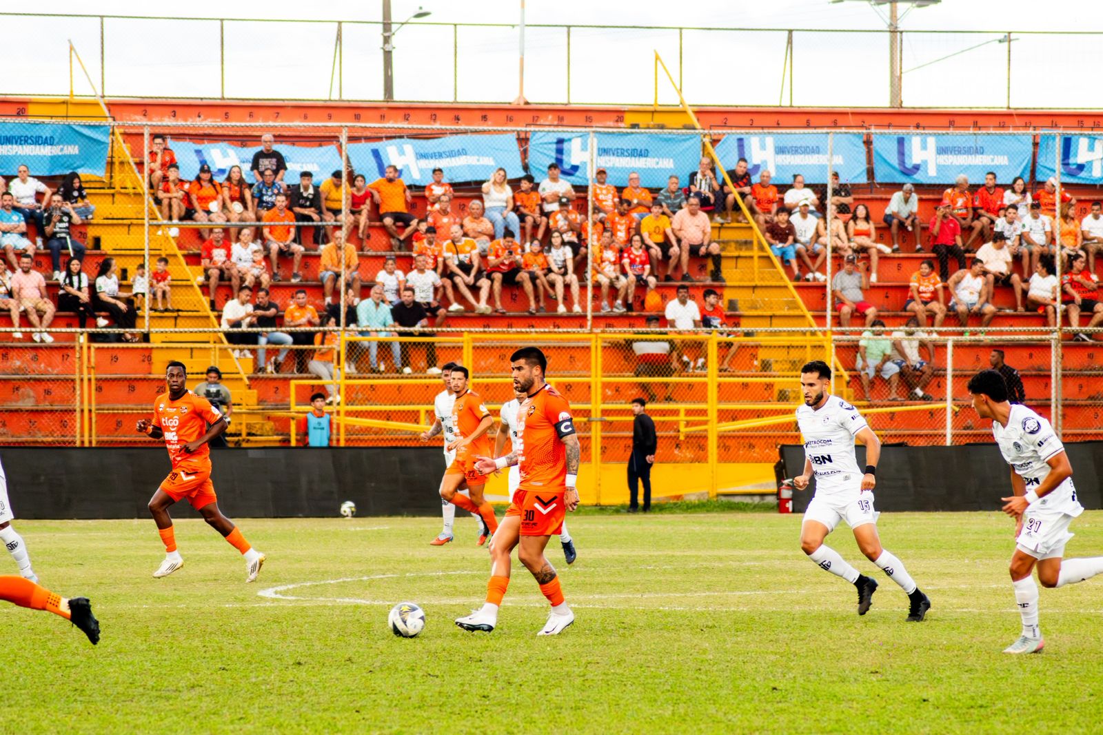 Puntarenas FC sostuvo el pulso y rescató un empate ante Sporting
