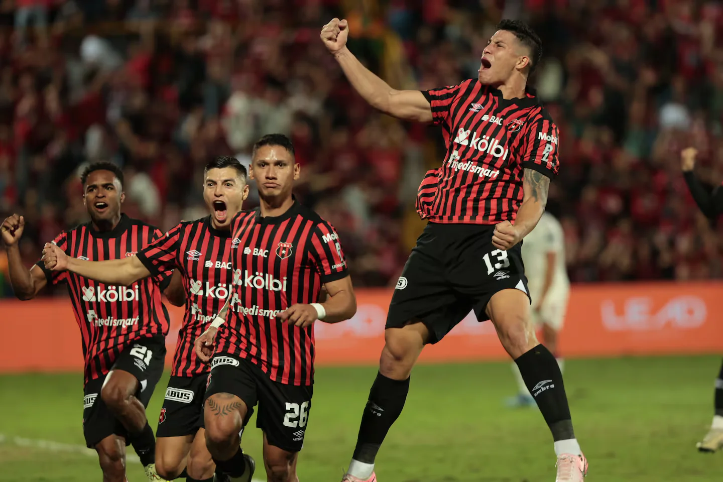 Alajuelense firmó ante Saprissa un triplete de leyenda