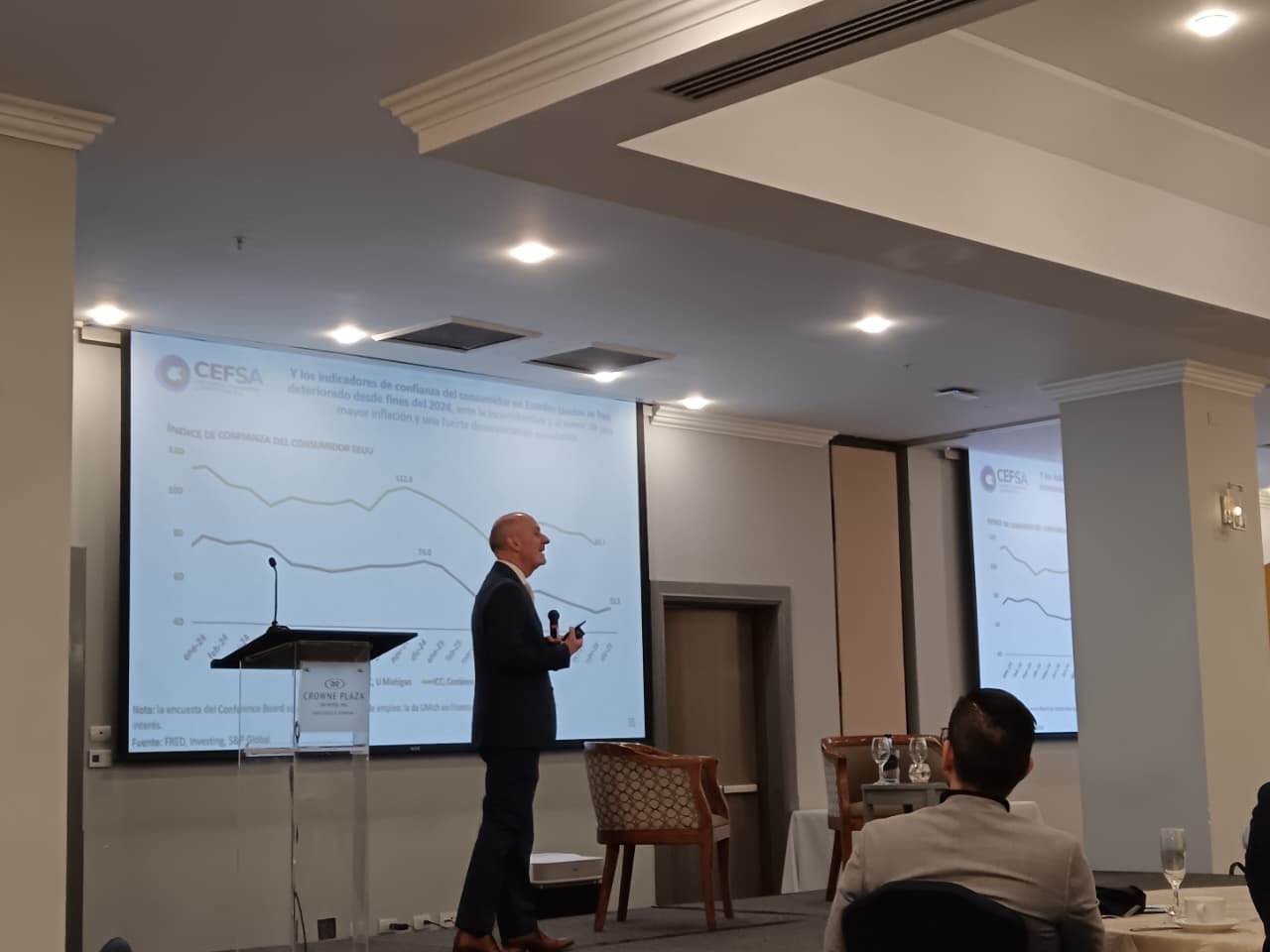 El dólar se debilita cada día más frente al euro y el yuan