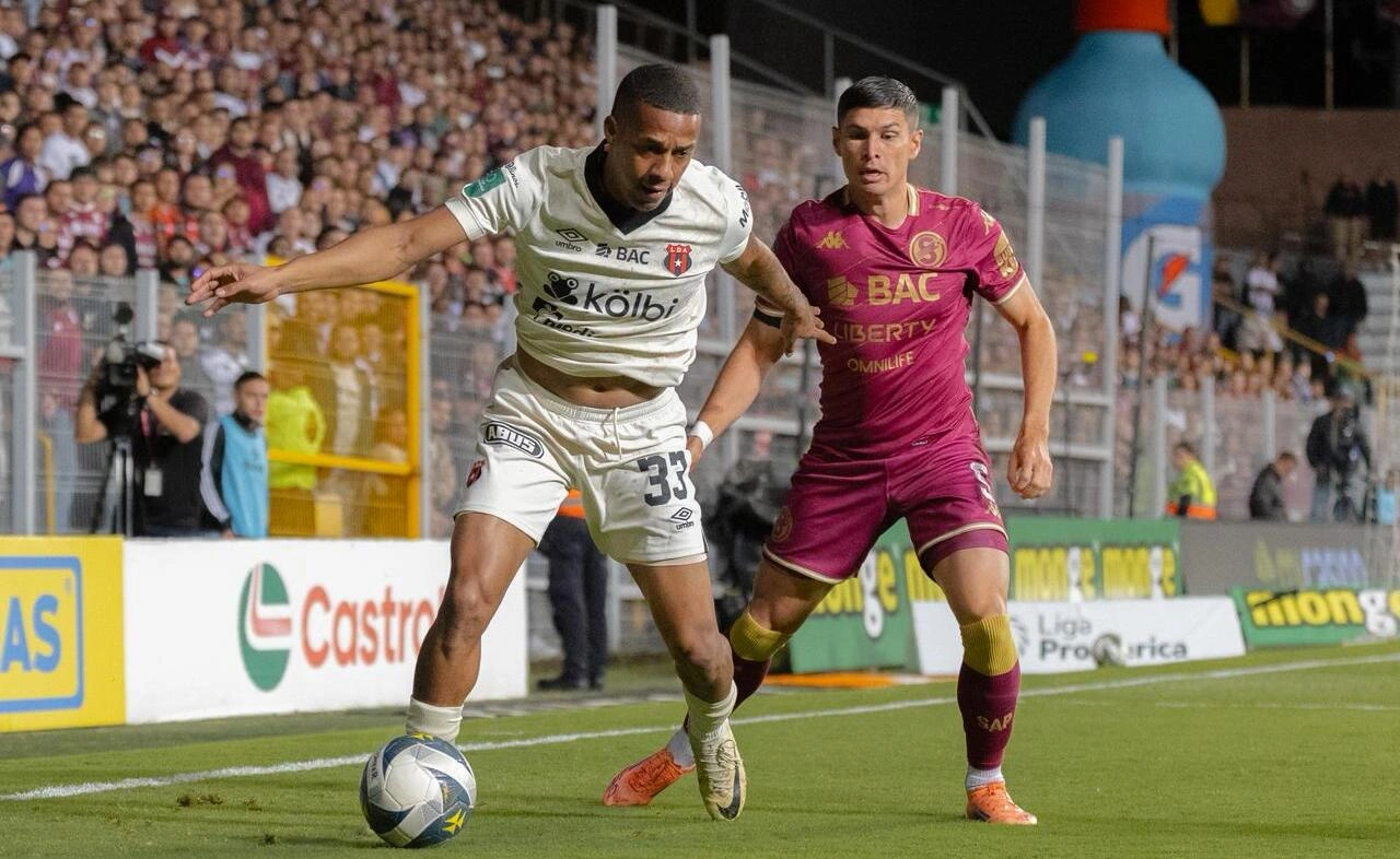 Saprissa y Alajuelense firmaron otro emocionante empate en Tibás