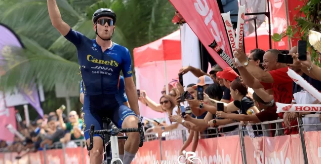 Corman McGeough, celebrando su victoria en la quinta etapa de La Vuelta Costa Rica 2024.