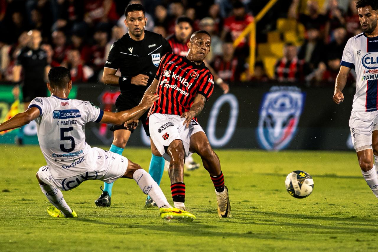 Alajuelense vence con gol agónico a San Carlos Alajuelense vence con gol agónico a San Carlos