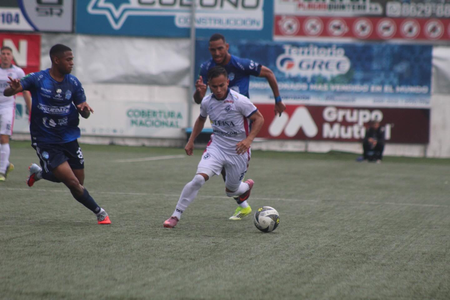 Tiros libres dan empate a Pérez Zeledón y Guadalupe FC Tiros libres dan empate a Pérez Zeledón y Guadalupe FC