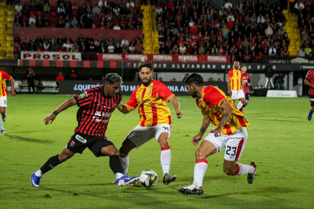 Alajuelense y Herediano reparten honores en el Clásico Provincial