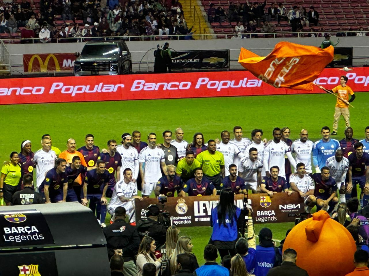 El Clásico entre leyendas hizo vibrar el Estadio Nacional