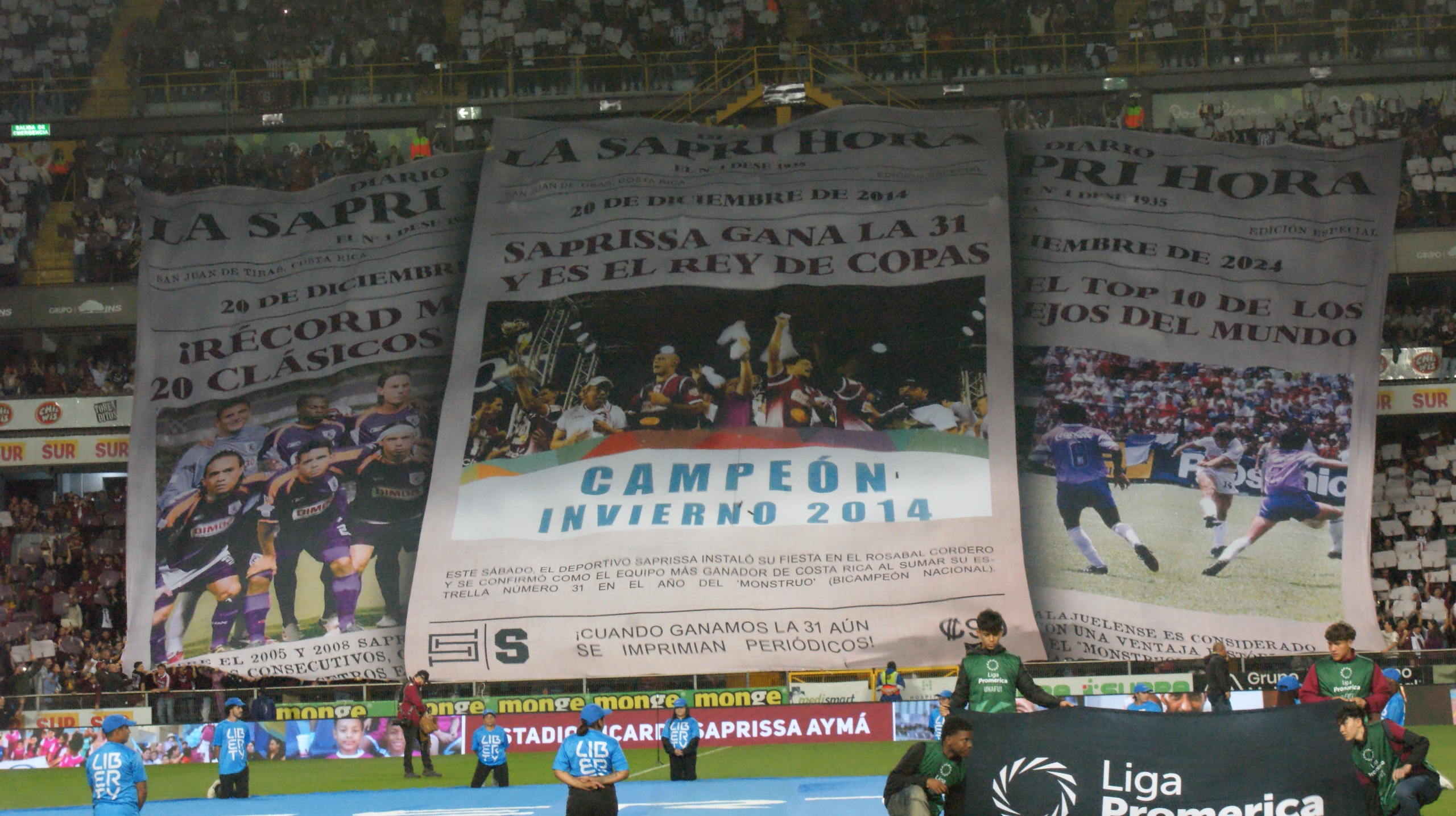 El ambiente en el Ricardo Saprissa fue espectacular. Este tifo, tradicional en la afición morada fue el fiel reflejo. Foto: Rafael Arias.