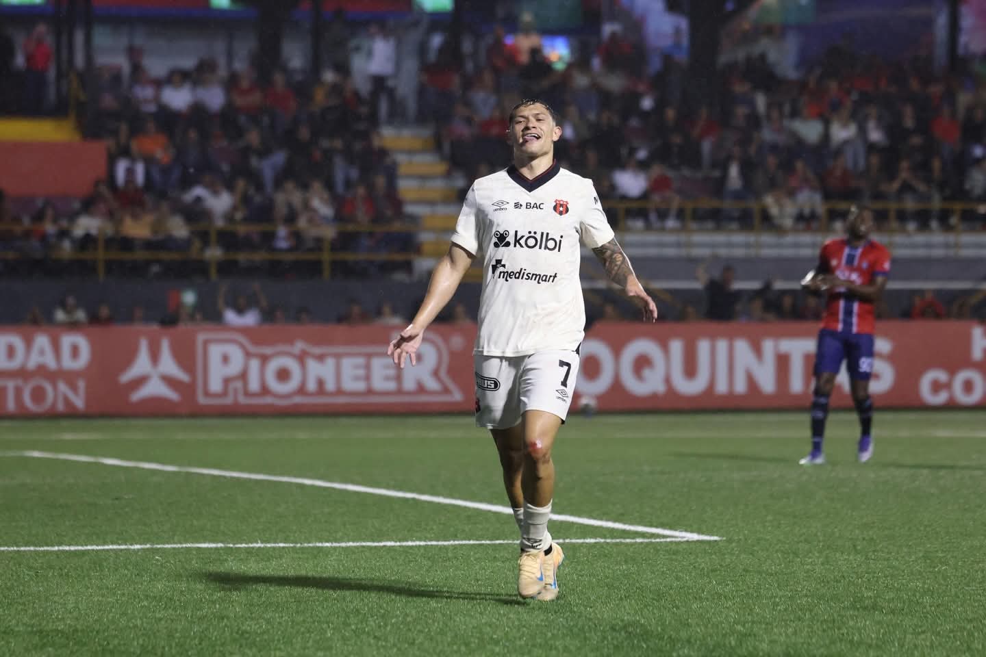 Alajuelense triunfa en San Carlos y sueña con la clasificación