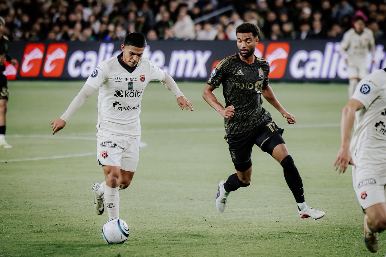 Alajuelense salió vivo de Los Ángeles Alajuelense salió vivo de Los Ángeles