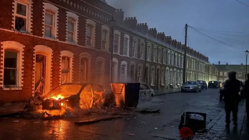 Irlanda del Norte explota en disturbios contra inmigrantes