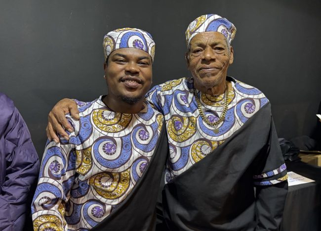 Danny junto a su padre Junior Emilio Álvarez. Dos generaciones de calypsonians, Fotografía: Archivo de Esteban Krumm