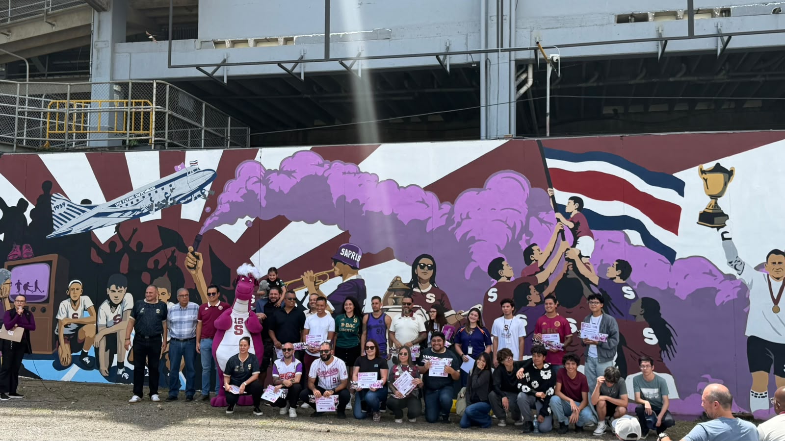 Saprissa pinta su historia: mural une a la comunidad morada Saprissa pinta su historia: mural une a la comunidad morada
